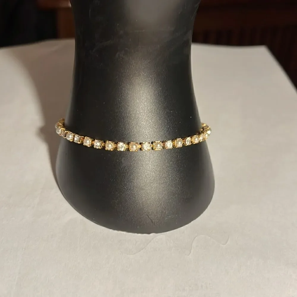Ladies 8 inch tennis bracelet with faux pearl/diamond stones.